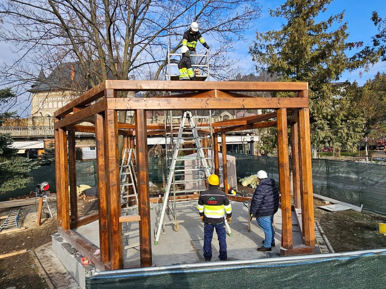 Construcție foișor din lemn