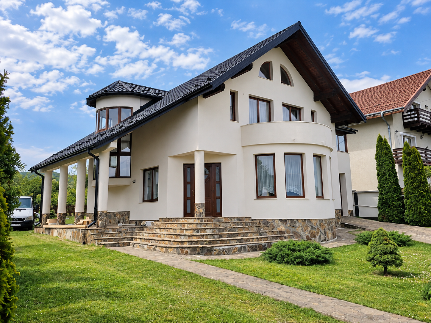 Casă cu mansardă și acoperiș în nuanță închisă