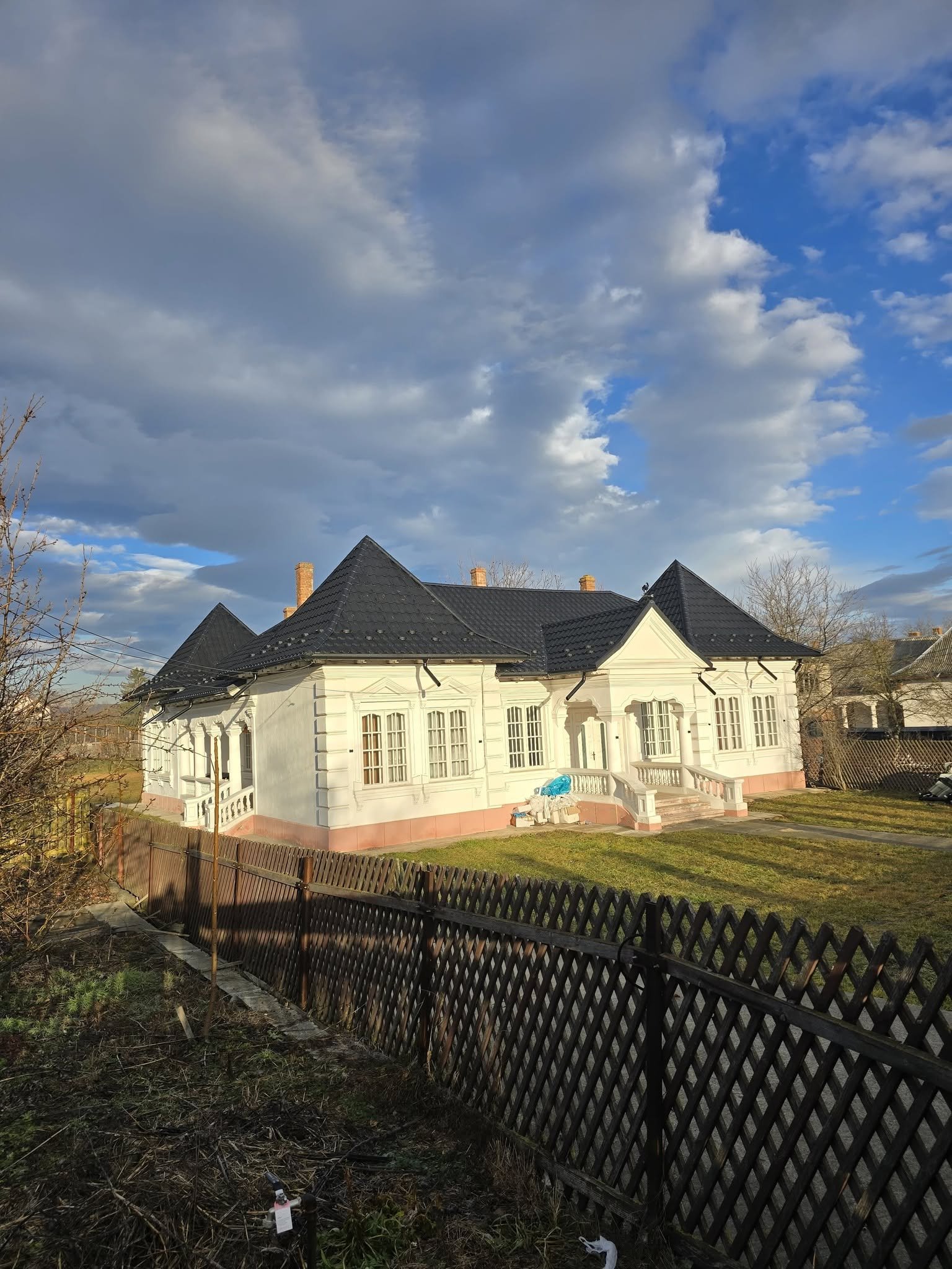 Casă cu acoperiș în nuanță închisă