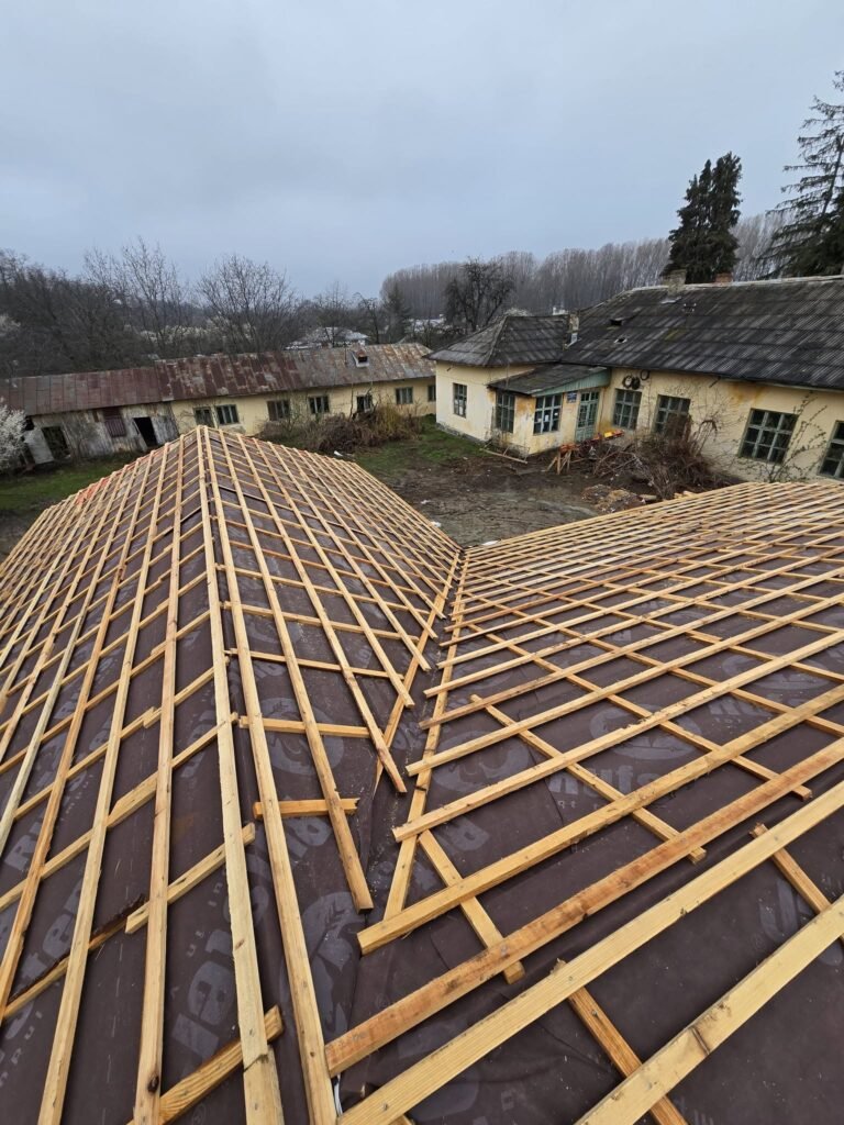 Structură de acoperiș cu șipci montate înaintea învelitorii