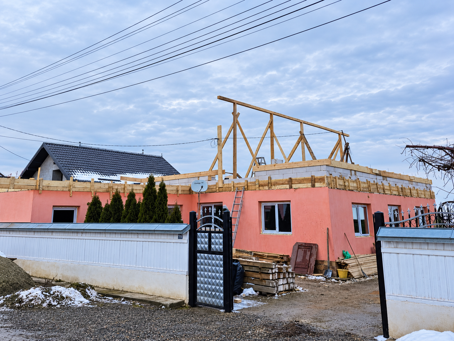 Structura din lemn a mansardei în lucru
